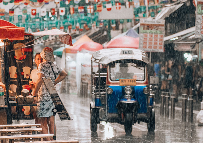 泰国雨季街头
